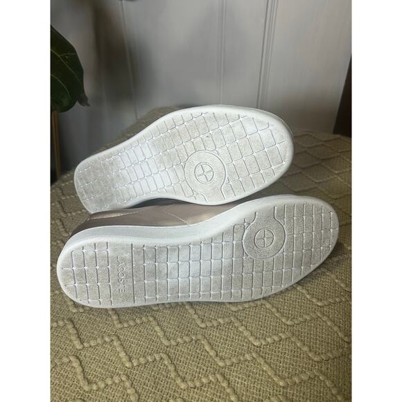 Lacoste Women's 9 Carnaby Evo rose gold Fashion Sneaker - Picture 5 of 6